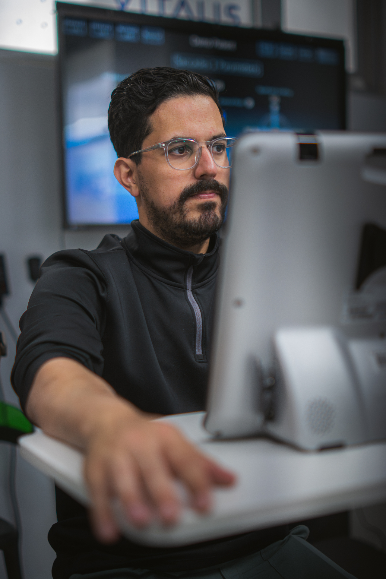 Dr. Jean Carlos Acevedo trabajando en el portal clínico SINAPSIS Systems